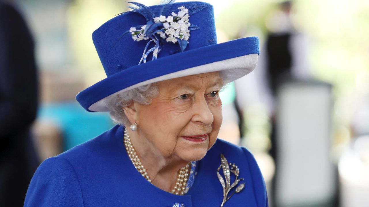 LONDON, ENGLAND - JUNE 16: Queen Elizabeth II visits the scene of the Grenfell Tower fire on June 16, 2017 in London, England. 17 people have been confirmed dead and dozens still missing, after the 24 storey residential Grenfell Tower block in Latimer Road was engulfed in flames in the early hours of June 14. Emergency services will spend a third day searching through the building for bodies. Police have said that some victims may never be identified. (Photo by Dan Kitwood/Getty Images)
