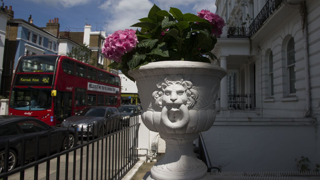 An ornate plant pot adorns the front of a home in the Notting Hill neighborhood.