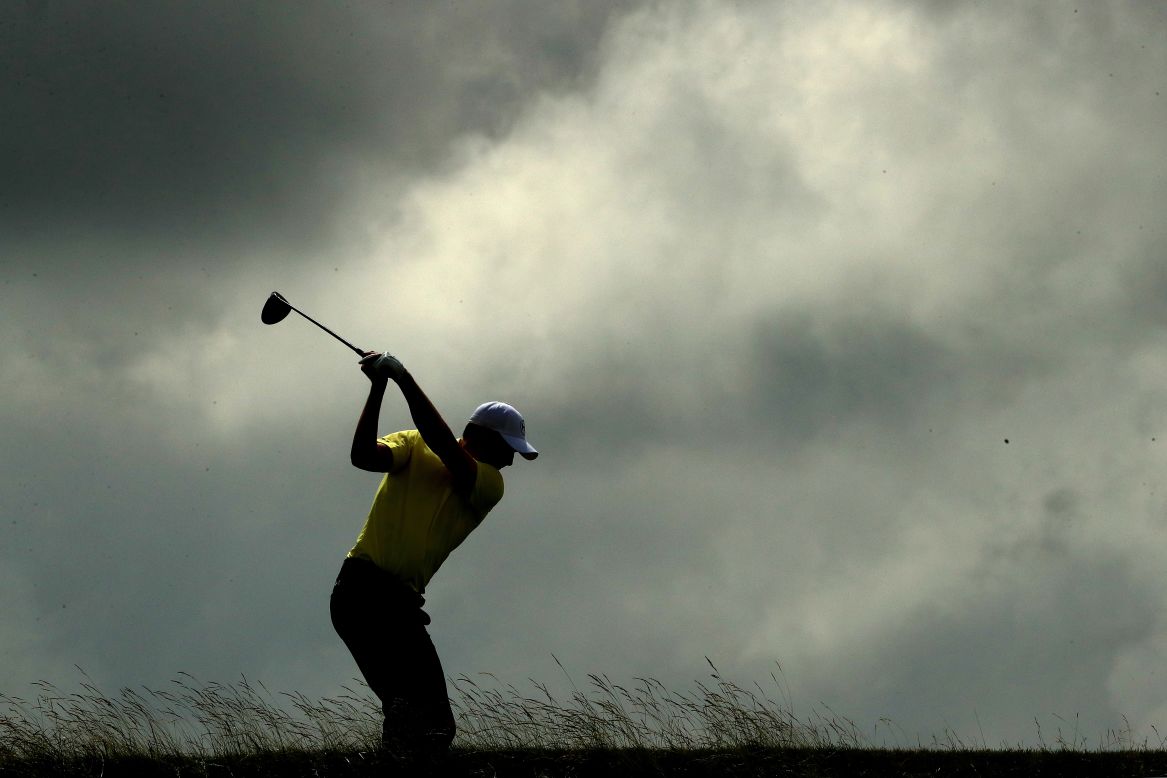 The clouds closed in on Jordan Spieth's prospects of adding to his Masters and US Open titles from 2015, slipping back to four over after a third-round 76.