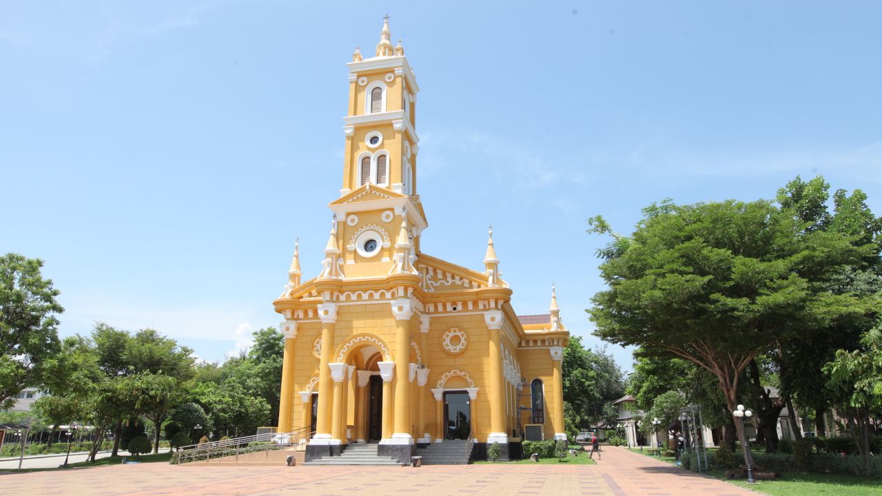 Off the main Ayutthaya island on the south bank of the Chao Phraya, the beautiful St. Joseph's Church was built in 1666.