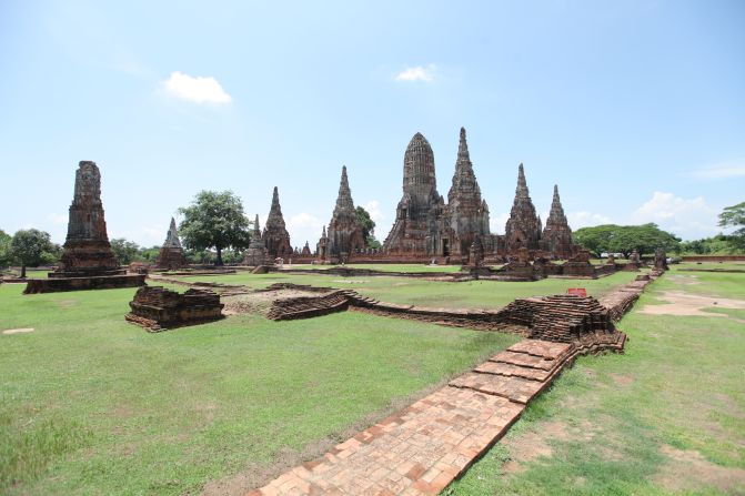 Among Ayutthaya's highlights is Wat Chaiwattanaram, a temple built during the later Ayutthaya period. It sits on the west bank of the Chao Phraya River. 