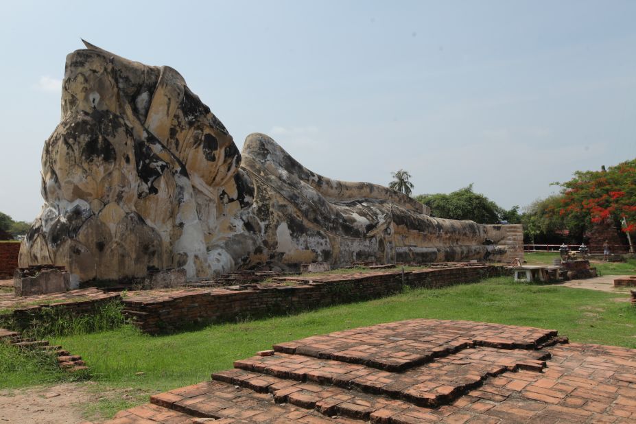 This reclining Buddha, at Ayutthaya's Wat Lokayasutharam, is 42 meters in length from head to toe. It was restored in 1954. 