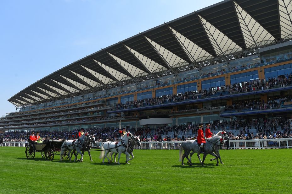 It begins every day with the royal procession in horse-drawn carriages in front of the stands. 