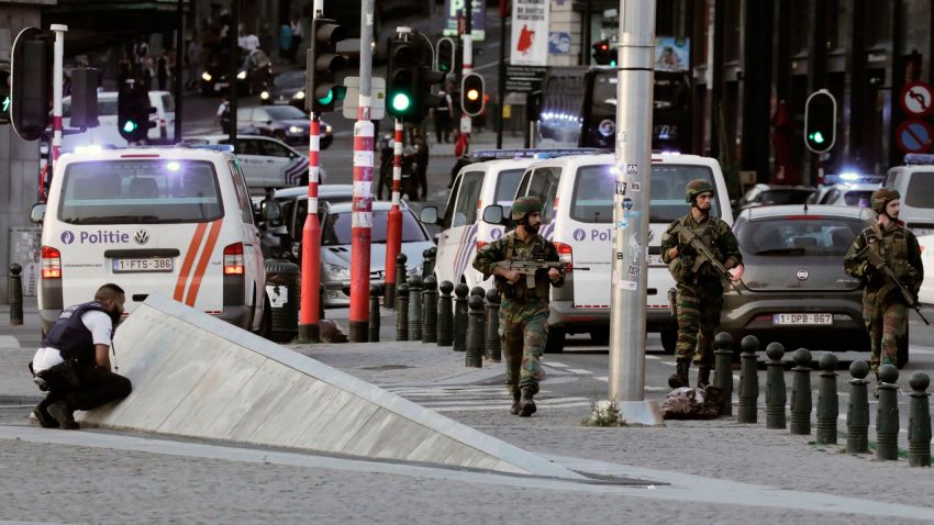 Police officials and soldiers stand alert in a cordoned off area outside Gare Centrale in Brussels on June 20, 2017, after an explosion in the Belgian capital.  / AFP PHOTO / THIERRY ROGE / Belgium OUT        (Photo credit should read THIERRY ROGE/AFP/Getty Images)