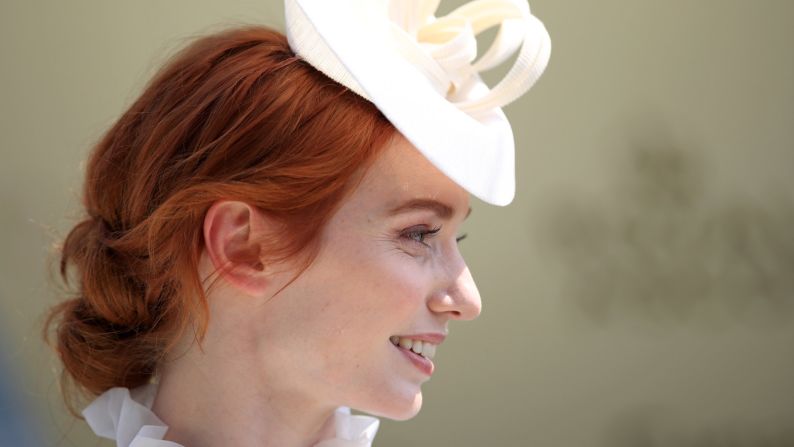 Eleanor Tomlinson presented the trophy for the Jersey Stakes.