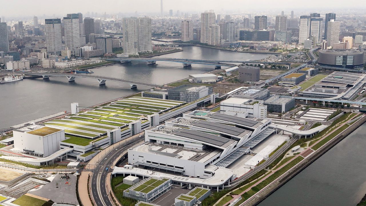 An aerial photo of Tokyo's new Toyosu fish market. 
