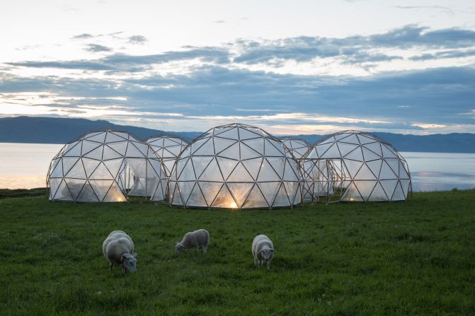 British artist Michael Pinsky has painstakingly recreated the air quality, smell and temperature of New Delhi, S?o Paulo, Beijing, London and Norway's Tautra island in a series of connected domes called "Pollution Pods." 