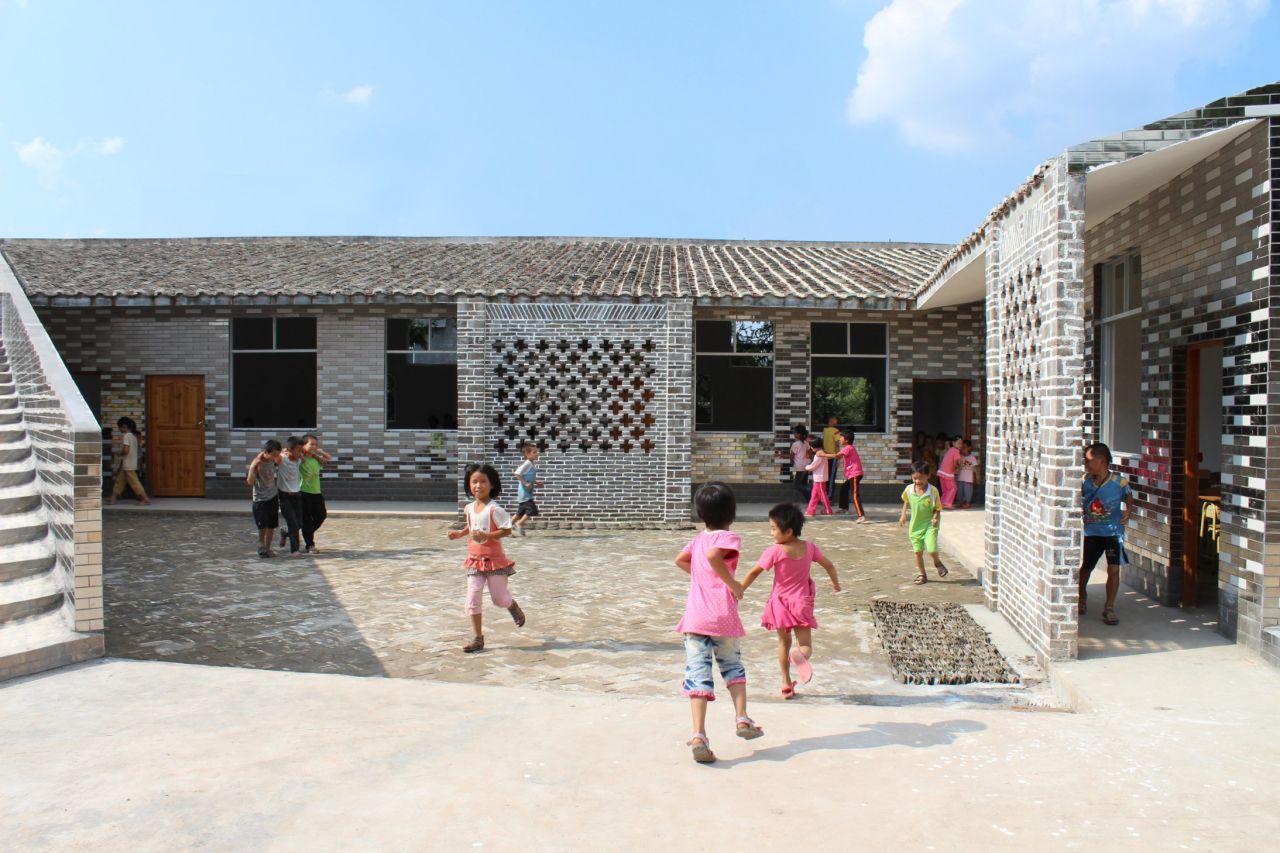 Rural Urban Framework reconfigured this whole school site to link new and existing buildings through a series of outdoor spaces, including playgrounds and open-air classrooms.