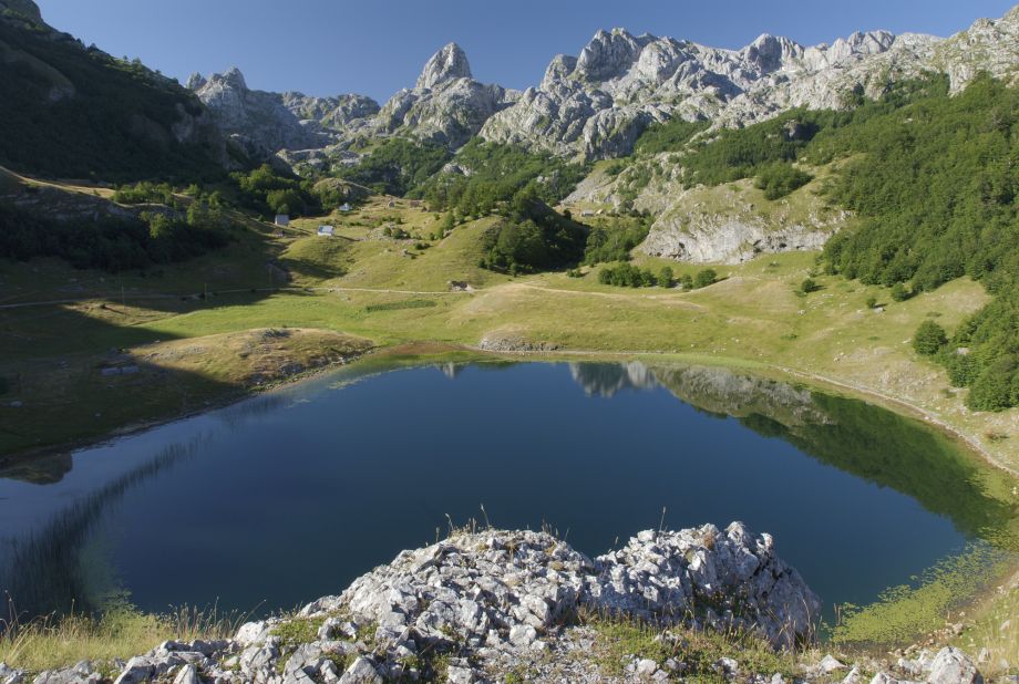 <strong>Bukumirsko Lake:</strong> The panoramic view of this stunning lake shrouded in mountains is unforgettable.