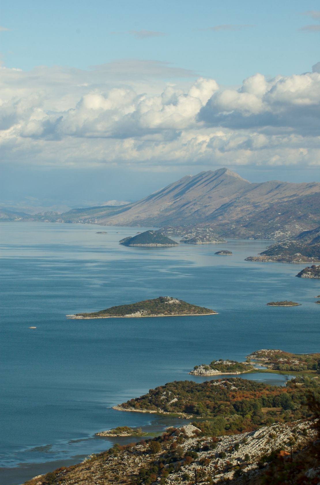 When a lake is shaped like a dolphin, you know it's going to be impressive. 