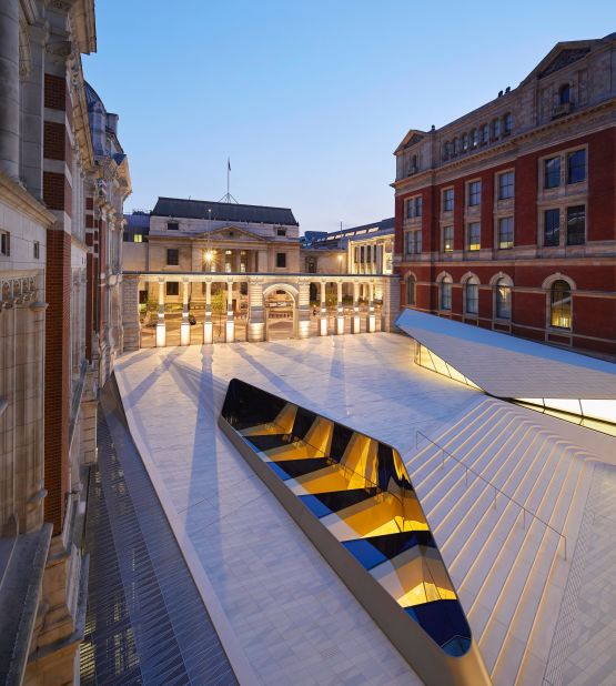 The new courtyard was intended as a meeting point, public square and museum entrance.