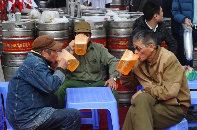 While stalwart brands such as Tiger, Saigon Beer,<strong> </strong>and Bia Hoi still account for the lion's share of Vietnam's beer consumption, in Ho Chi Minh City alone artisan brewers such as <a href="index.php?page=&url=http%3A%2F%2Fplatinumbeers.com%2F" target="_blank" target="_blank">Platinum</a>, <a href="index.php?page=&url=https%3A%2F%2Fpasteurstreet.com%2F" target="_blank" target="_blank">Pasteur Street Brewing Co</a>, <a href="index.php?page=&url=https%3A%2F%2Fwww.facebook.com%2Fwinkingseal%2F" target="_blank" target="_blank">Winking Seal</a>, <a href="index.php?page=&url=http%3A%2F%2Fheartofdarknessbrewery.com%2F" target="_blank" target="_blank">Heart of Darkness</a>, and <a href="index.php?page=&url=https%3A%2F%2Fwww.facebook.com%2Ffuzzylogicbrewing%2F" target="_blank" target="_blank">Fuzzy Logic</a> are providing a real alternative.