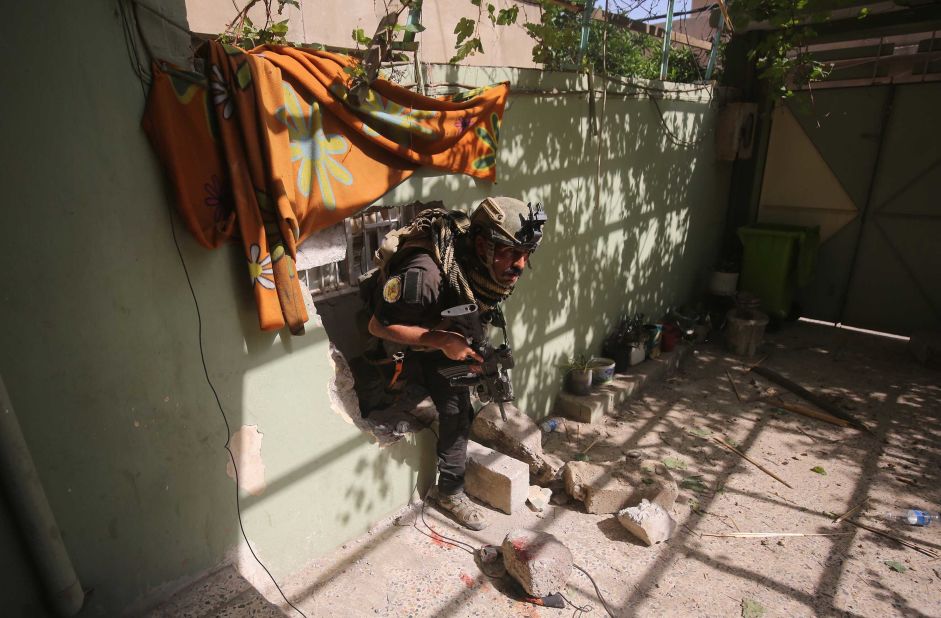 A member of the Iraqi counterterrorism service secures a building as troops push toward Mosul's Al-Oraibi western district on Sunday, May 14.