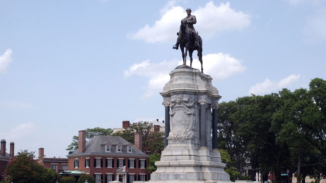 The Gen. Robert E. Lee Monument is located on Monument Avenue in Richmond, Virginia. 
