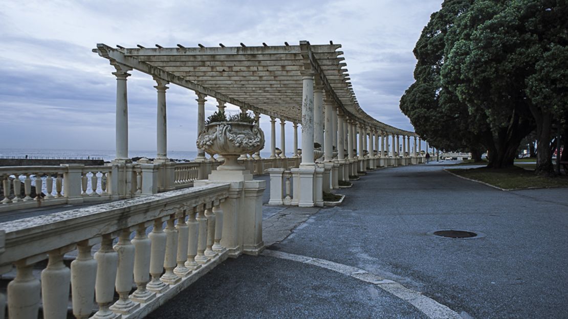 Undiscovered by many tourists, Foz boasts a collection of hip boutiques, cool bars and trendy restaurants.(Photo by Associação de Turismo do Porto e Norte, CC BY NC ND)