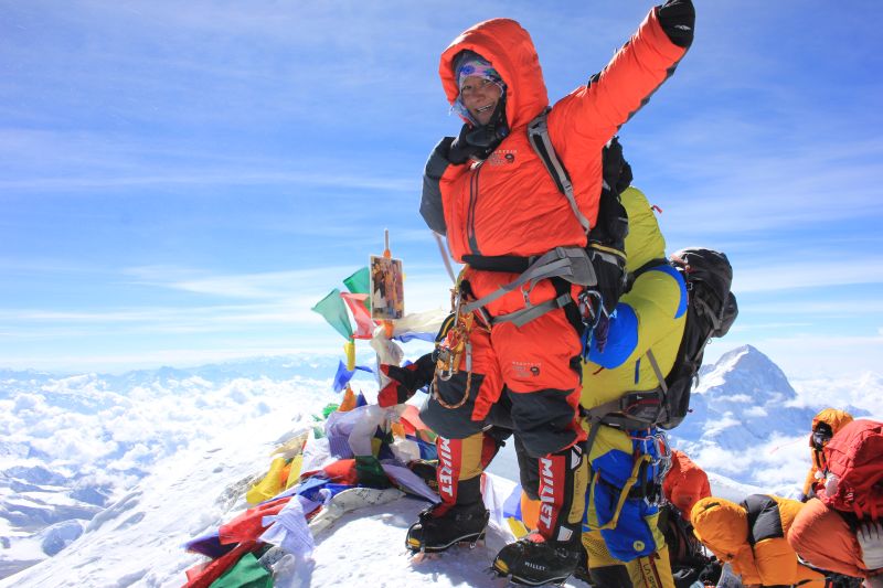 who were the first people to climb mount everest