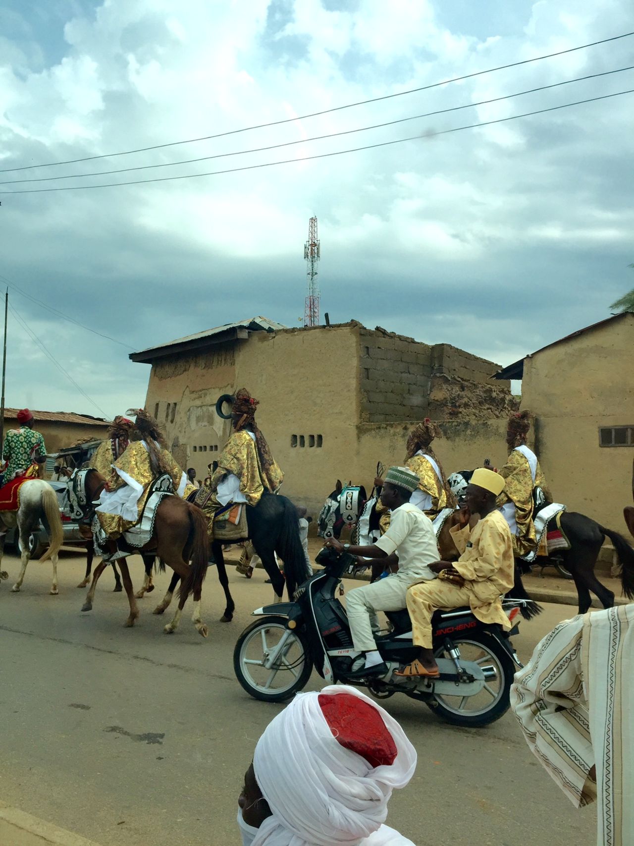 Closer to the palace, cars and motorbikes begin to stall as regally dressed horsemen in colored turbans weave through the traffic of cars and pedestrians