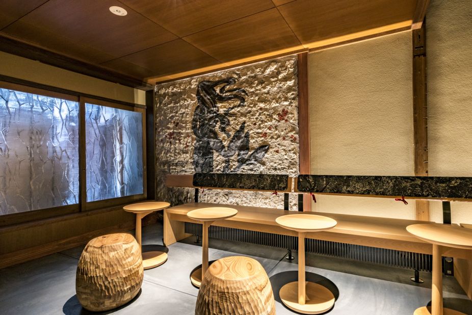 The Starbucks Kyoto Ninei-zaka Yasaka Chayate's sitting room on the main floor, formerly the building's traditional bath room, features Nishijin textiles and washi-paper on the original stone wall. 