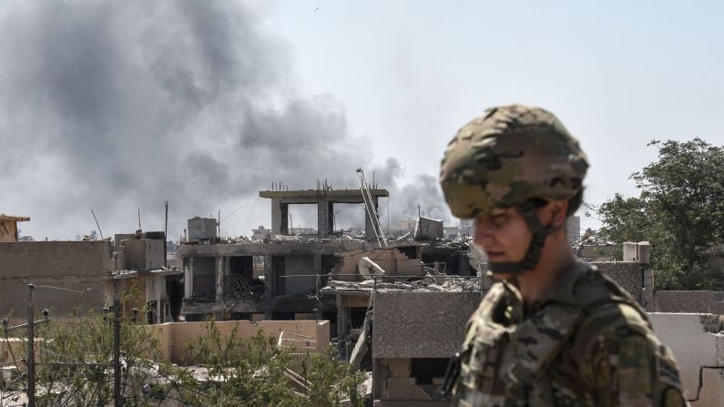 A US soldier advising Iraqi forces is seen in the city of Mosul during the ongoing offensive by Iraqi troops to retake the last district still held by the Islamic State (IS) group.