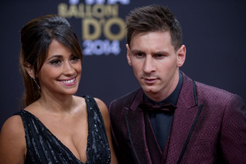 Soccer star Lionel Messi marries childhood sweetheart pic