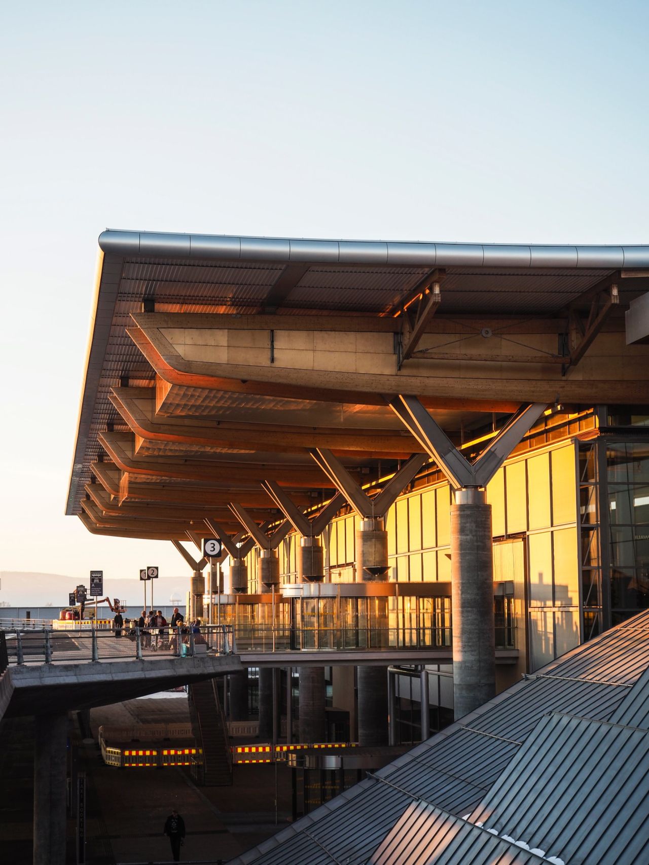 <strong>Seasonal:</strong> Come summer, the meltwater is used to cool down the terminal building, reducing energy consumption at peak times. In winter, the airport makes use of natural thermal energy for heating.