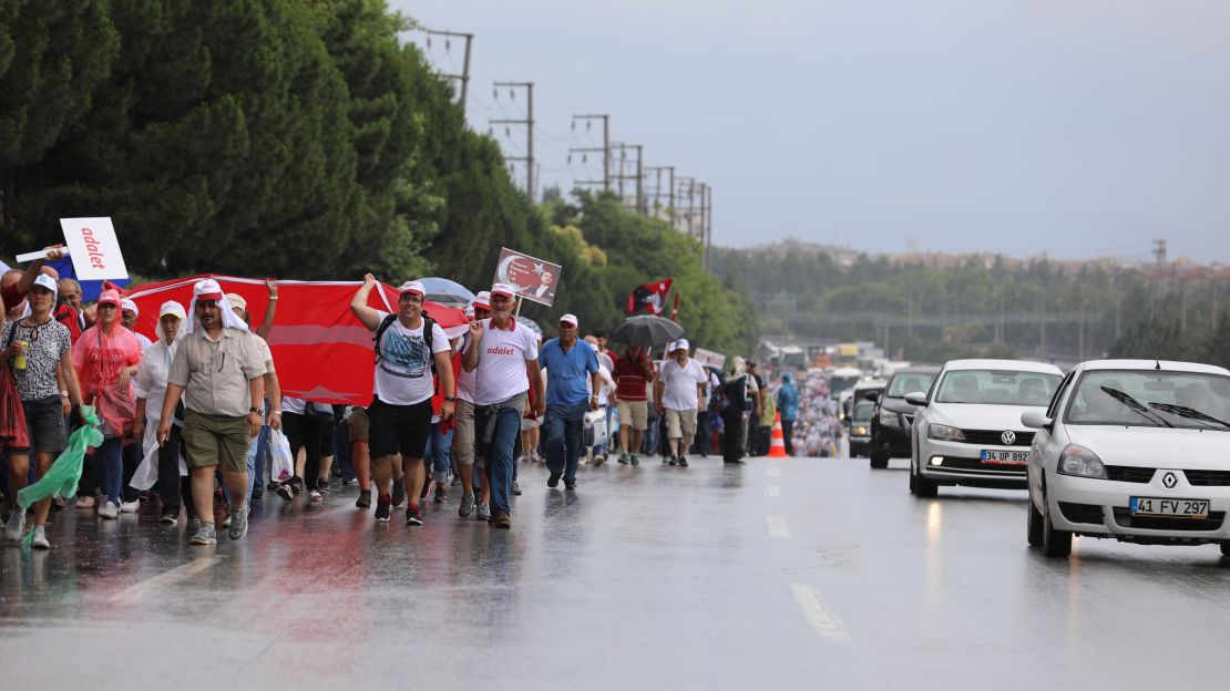 On day 20, rain showers bring some respite to marchers.