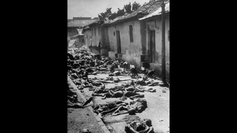 Vultures feed on corpses lying abandoned in an alleyway after the rioting between Hindus and Muslims in Kolkata in 1946. 