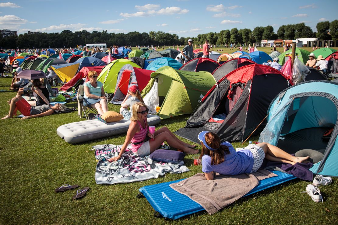 Wimbledon queue camping
