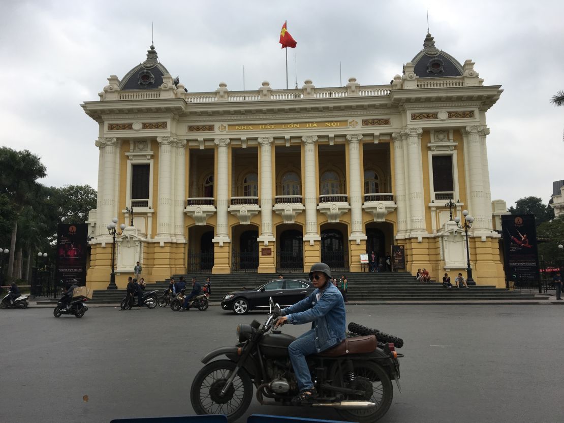 How to cross the street safely in Hanoi Vietnam - Hanoi weather 2017