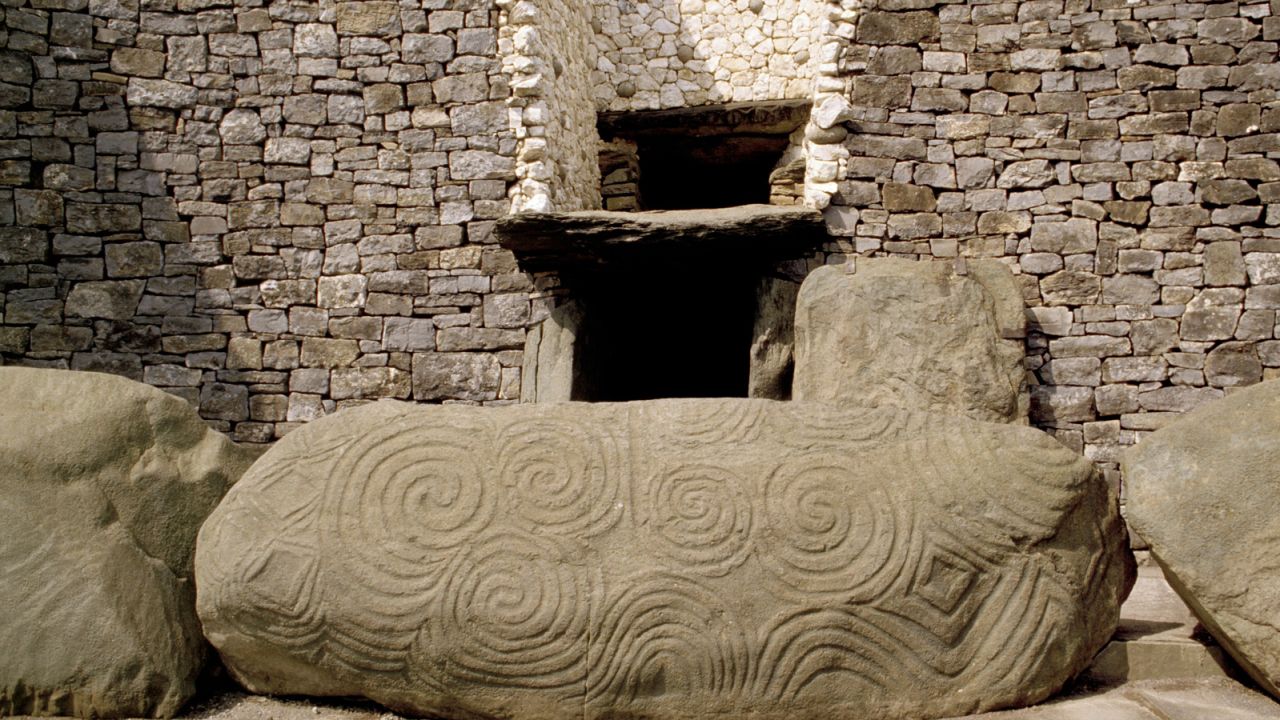 The solar aligned roofbox above the entrance is unique to Newgrange. 