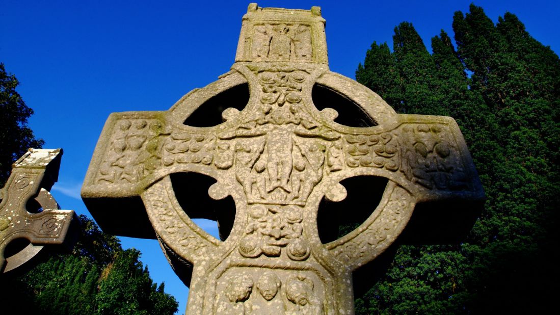 <strong>Monasterboice:</strong> A little north of the River Boyne lies the early Christian settlement of Monasterboice, home to the oldest known Celtic cross. 