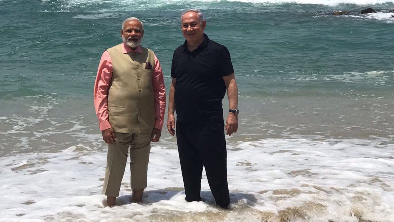 Israeli Prime Minister Benjamin Netanyahu and Indian Prime Minister  Narendra Modi at the beach.