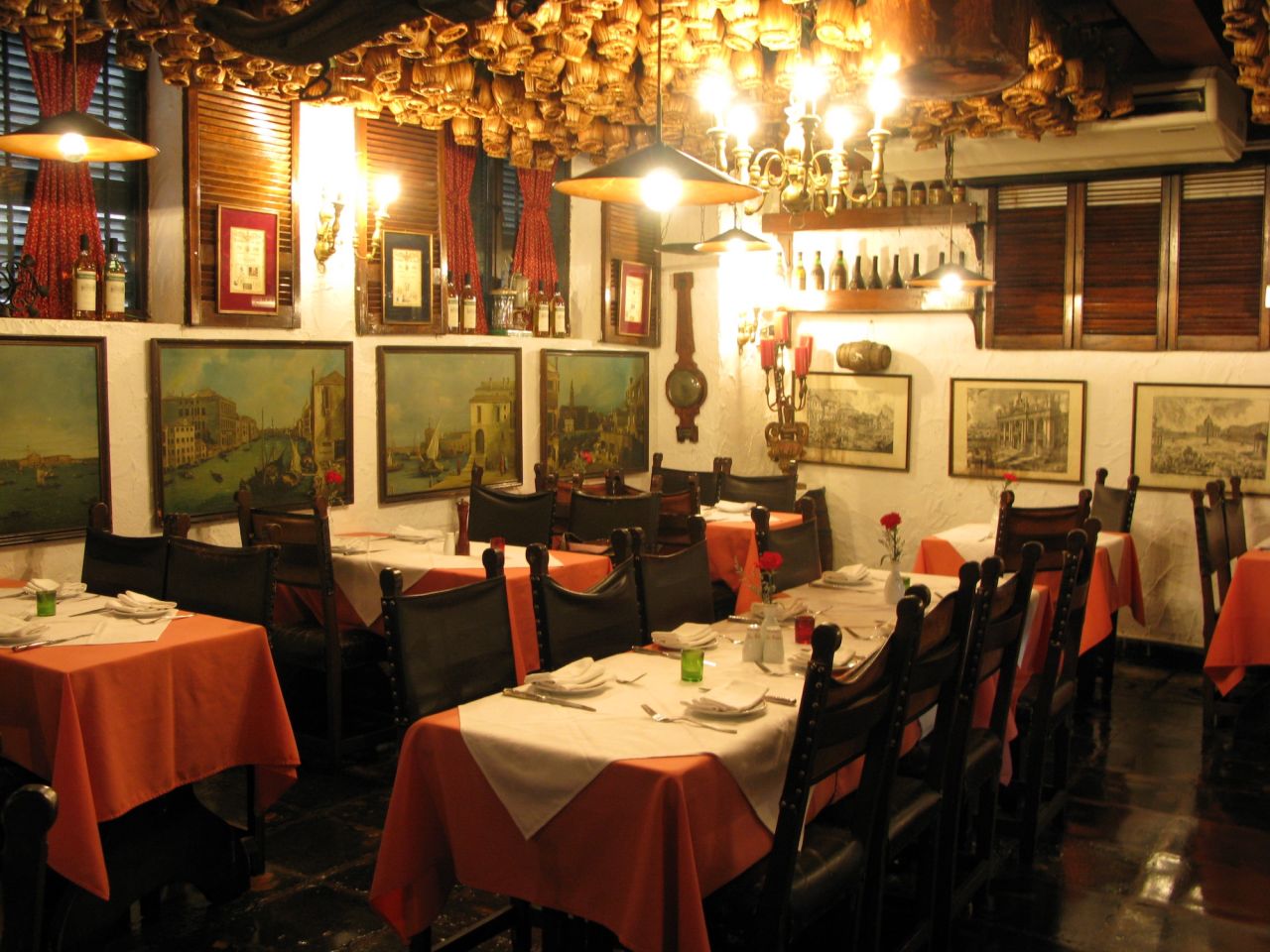 <strong>Last one standing:</strong> Though La Taverna had half-a-dozen locations at one time, the only one that remains is in Tsim Sha Tsui, dating back to 1973. 