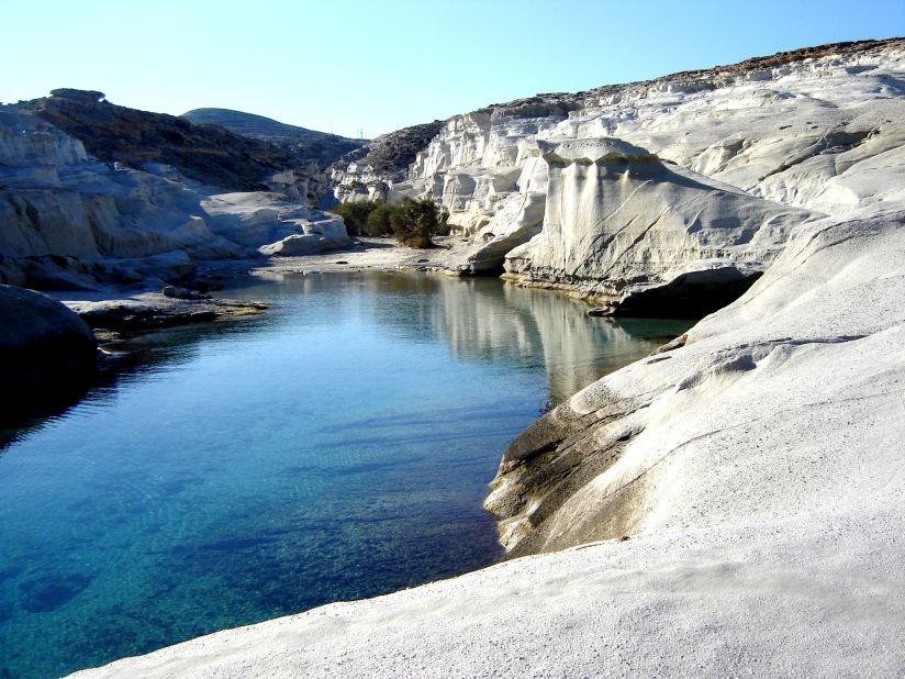 <strong>Perfect spot:</strong> The white folds of the rocks at Sarakiniko offer numerous bathing and sunbathing platforms sheltered from the wind.