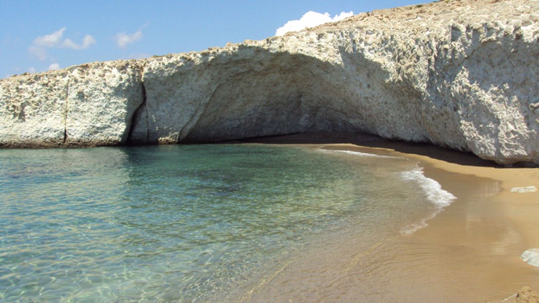 Peaceful Alogomantra lies on Milos' northern coast.