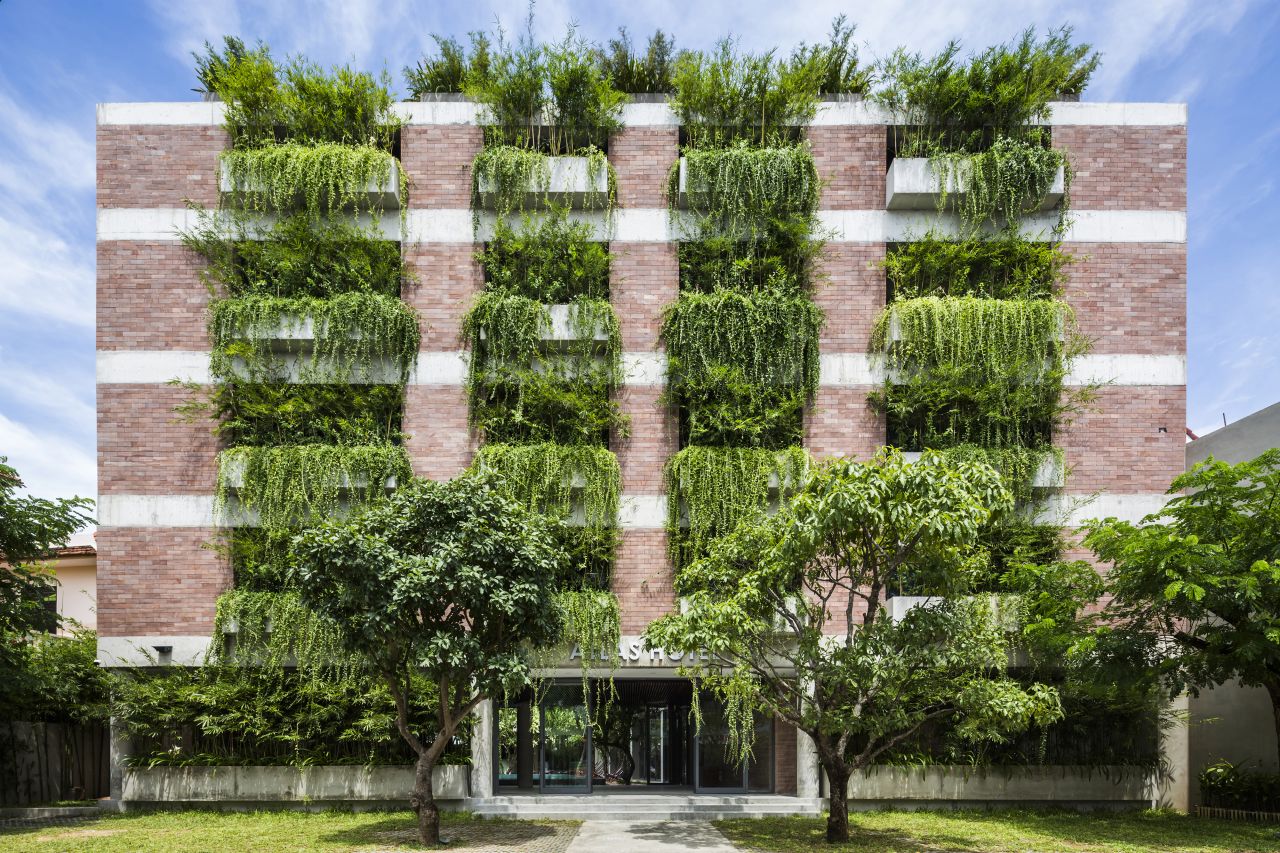 This hotel's exterior is made using locally-sourced sandstone. Plants help to improve ventilation and provide shade to the building's interior. 