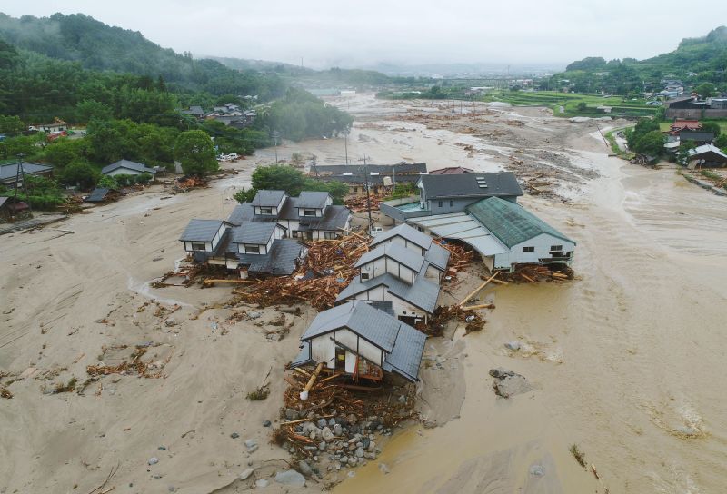 Japan floods: 15 dead, hundreds stranded | CNN