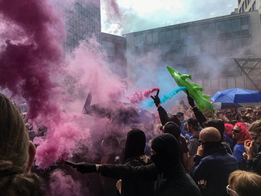 Thousands of anti-capitalist groups from across Europe gathered in Hamburg's Millerntorplatz before the rally turned violent.