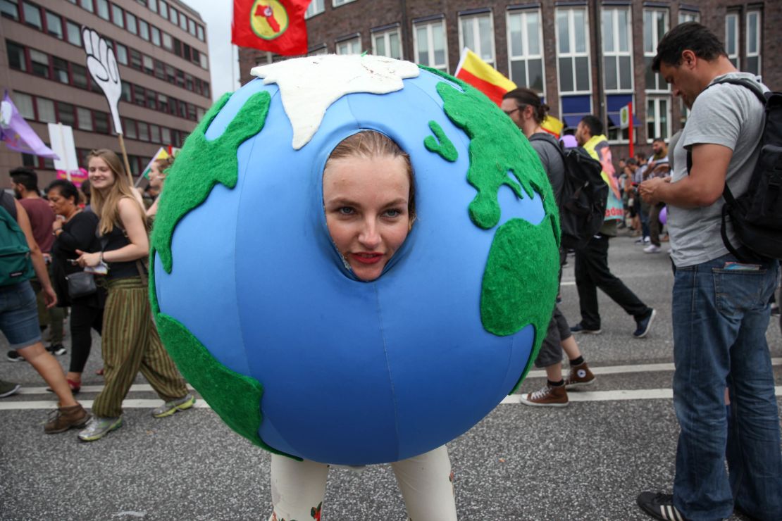 22,000 protestors, including many environmental activists marched through central Hamburg on Saturday. A separate demonstration also moved through the city at the same time.