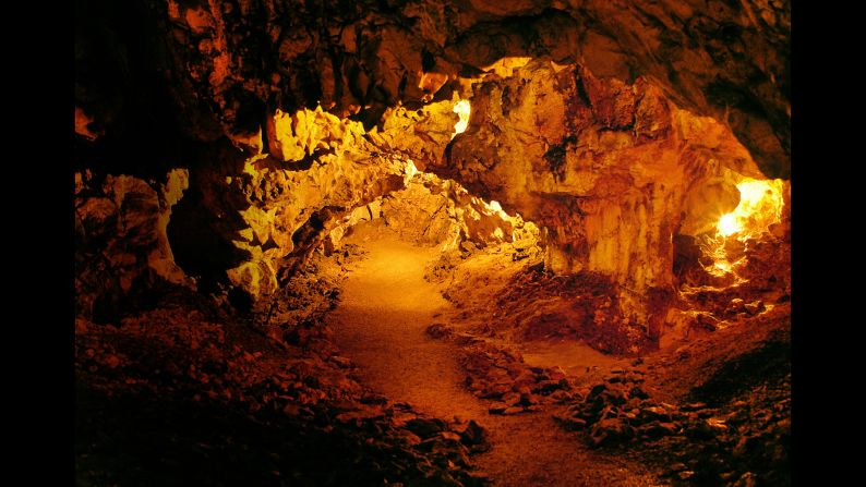 The entrance area to the Hohe Fels Cave consists of a hallway almost 30 meters long that opens out to a room about ten meters wide. The cave hall beyond is about 25 meters long and up to 30 meters high. 