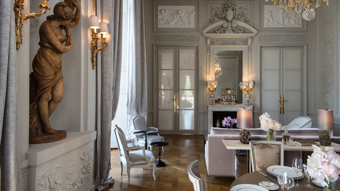 <strong>Salon Marie Antoinette:</strong> Meanwhile, this opulent suite gets its name from one of France's most famous historical figures. You can definitely eat cake in it.
