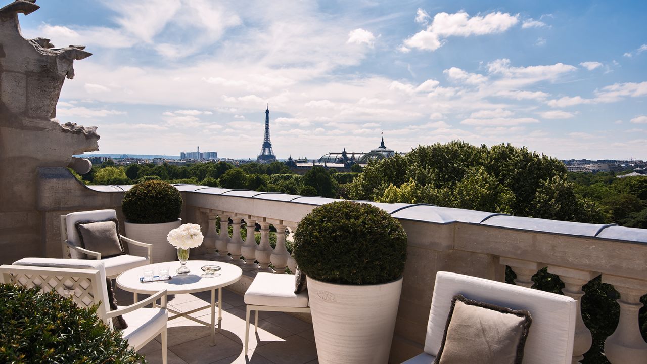 <strong>Suite Bernstein:</strong> Leonard Bernstein, a regular visitor at the hotel, inspired the name for this balcony suite with views of the Eiffel Tower.