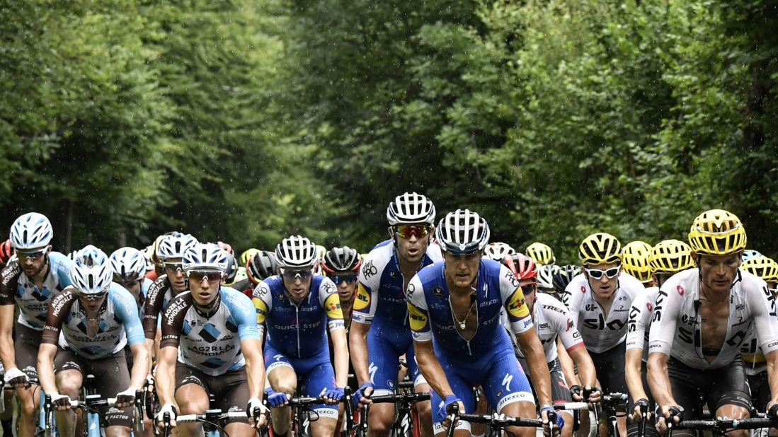 The pack rides in the rain during the ninth stage between Nantua and Chambery.