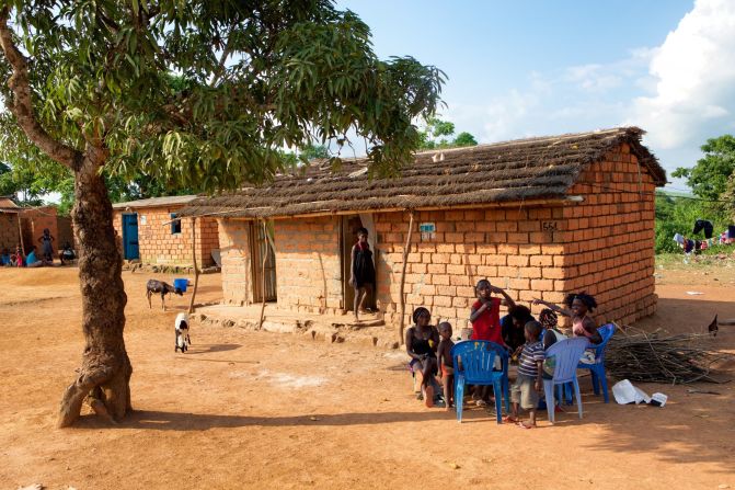 An Nzo is a typical house of Mbanza Kongo. The Portuguese also built stone buildings. The town is known for its ruins of a 16th century cathedral. 