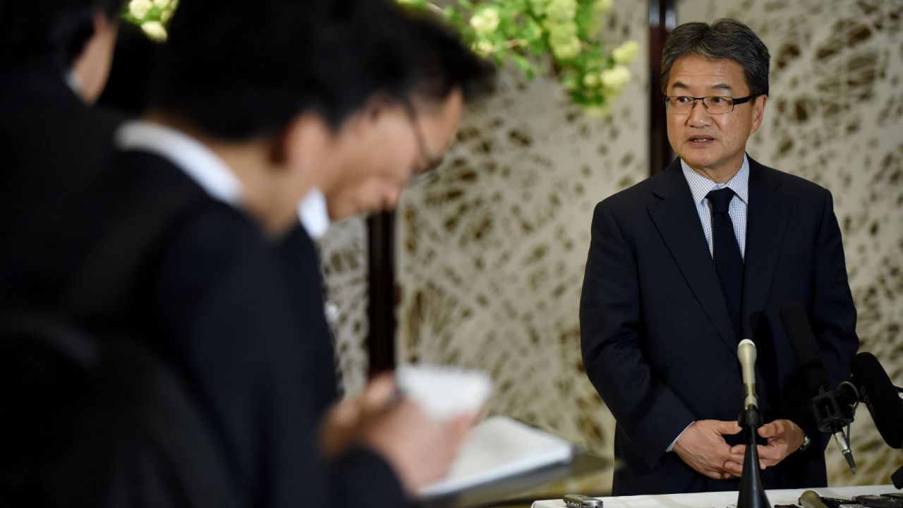 Joseph Yun (R), US special representative for North Korea policy, answers questions at the Iikura Guesthouse in Tokyo on April 25, 2017. 