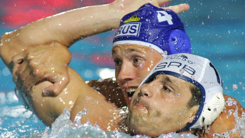 Belgrade, SERBIA:  Serbian Branko Pekovic(R) and Russian Roman Balashov(4) fight for the ball in the local swimming pool of Belgrade 01 September 2006 during a preliminary group match of European Water Polo Championships between their teams.  AFP PHOTO / ATTILA KISBENEDEK  (Photo credit should read ATTILA KISBENEDEK/AFP/Getty Images)