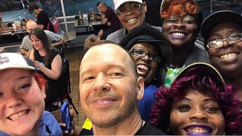 Donnie Wahlberg snapped a picture with Waffle House staff.