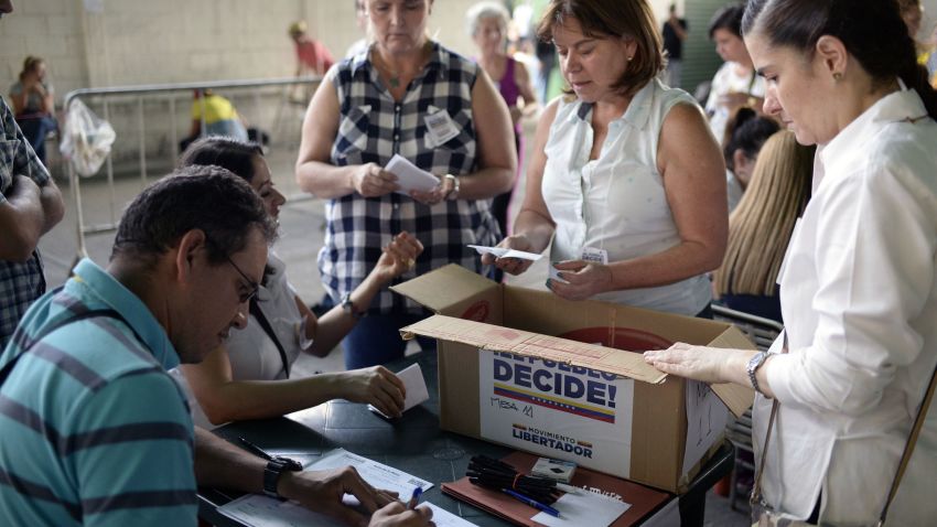 CORRECTION - Volunteers count the ballots during an opposition-organized vote to measure public support for Venezuelan President Nicolas Maduro's plan to rewrite the constitution in Caracas on July 16, 2017.
Authorities have refused to greenlight the vote that has been presented as an act of civil disobedience and supporters of Maduro are boycotting it. Protests against Maduro since April 1 have brought thousands to the streets demanding elections, but has also left 95 people dead, according to an official toll.  / AFP PHOTO / FEDERICO PARRA / The erroneous mention[s] appearing in the metadata of this photo by FEDERICO PARRA has been modified in AFP systems in the following manner: [Volunteers count the ballots] instead of [People cast their ballots]. Please immediately remove the erroneous mention[s] from all your online services and delete it (them) from your servers. If you have been authorized by AFP to distribute it (them) to third parties, please ensure that the same actions are carried out by them. Failure to promptly comply with these instructions will entail liability on your part for any continued or post notification usage. Therefore we thank you very much for all your attention and prompt action. We are sorry for the inconvenience this notification may cause and remain at your disposal for any further information you may require.        (Photo credit should read FEDERICO PARRA/AFP/Getty Images)