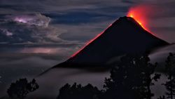 One of the coolest things I've seen in my life. Woke up to the explosions - Volcán de Fuego, Guatemala.