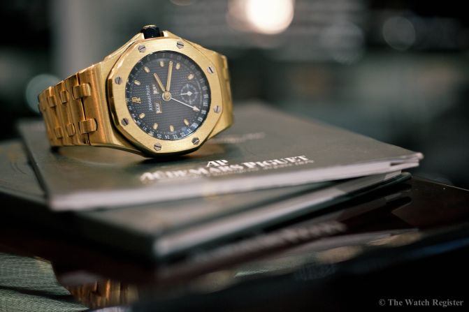The Watch Register advises that buyers check all watches, whether or not they come with box and papers, as these can be stolen or faked to give the impression of legitimacy. 
